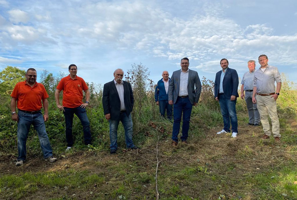 Mitglieder der CDU Dolberg besuchten gemeinsam mit Bürgermeister Dr. Alexander Berger (4.v.r.) die Fläche, auf der demnächst Obstbäume gepflanzt werden sollen. 