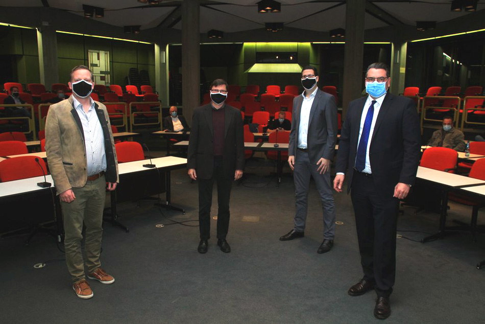 Brgermeister Dr. Alexander Berger gratulierte Dennis Kykal, Uwe Maschelski und Philipp Gling (v.r.) zur Wahl. Gling fhrt weiter den Vorsitz im Ortsausschuss Dolberg, Kykal und Maschelski sind seine Stellvertreter.