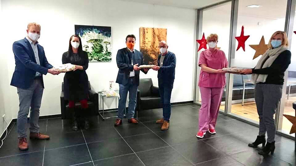 Zusammen mit der stellvertretenden Brgermeisterin Rita Pppinghaus-Voss (r.) und Klaus Vorbrink (3.v.l.) von der Ahlener CDU bergab Henning Rehbaum (l.) die Berliner am Krankenhaus-Eingang.
